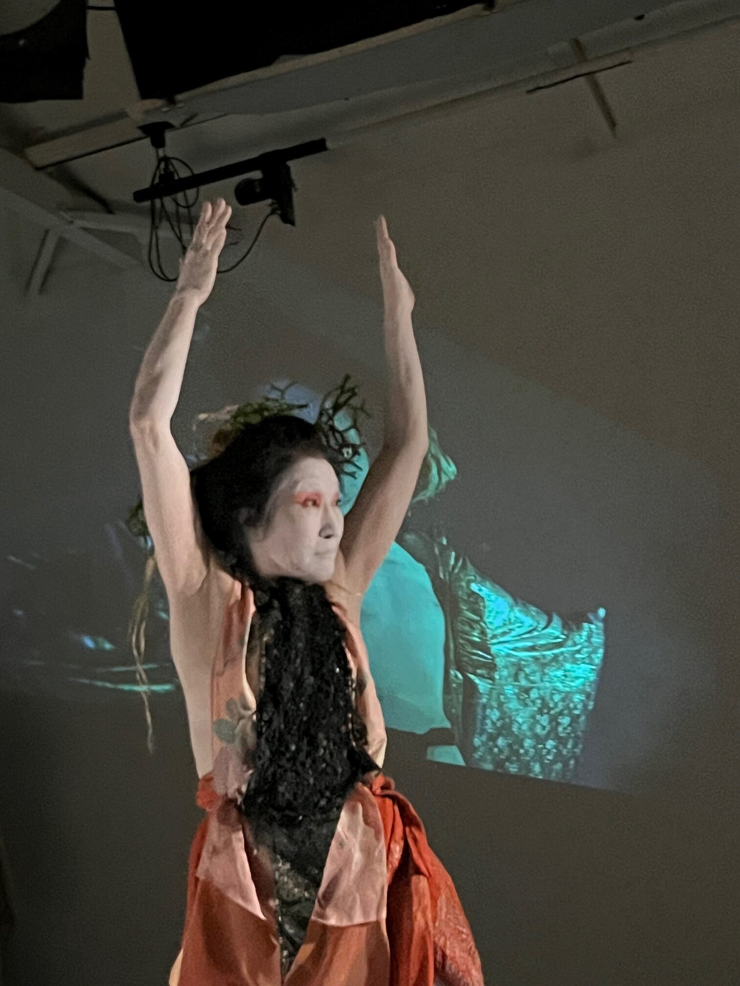 踊る今貂子さん