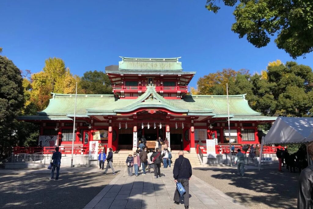 Main hall of Tomioka Hachimangu Shrine under a clear blue autumn sky in Monzennakacho, Tokyo