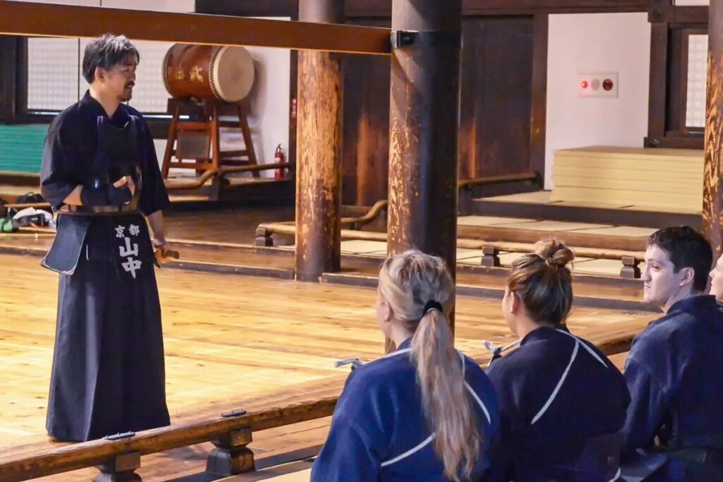Tomoyoshi giving a Samurai history lecture to participants in the Kendo experience in Kyoto